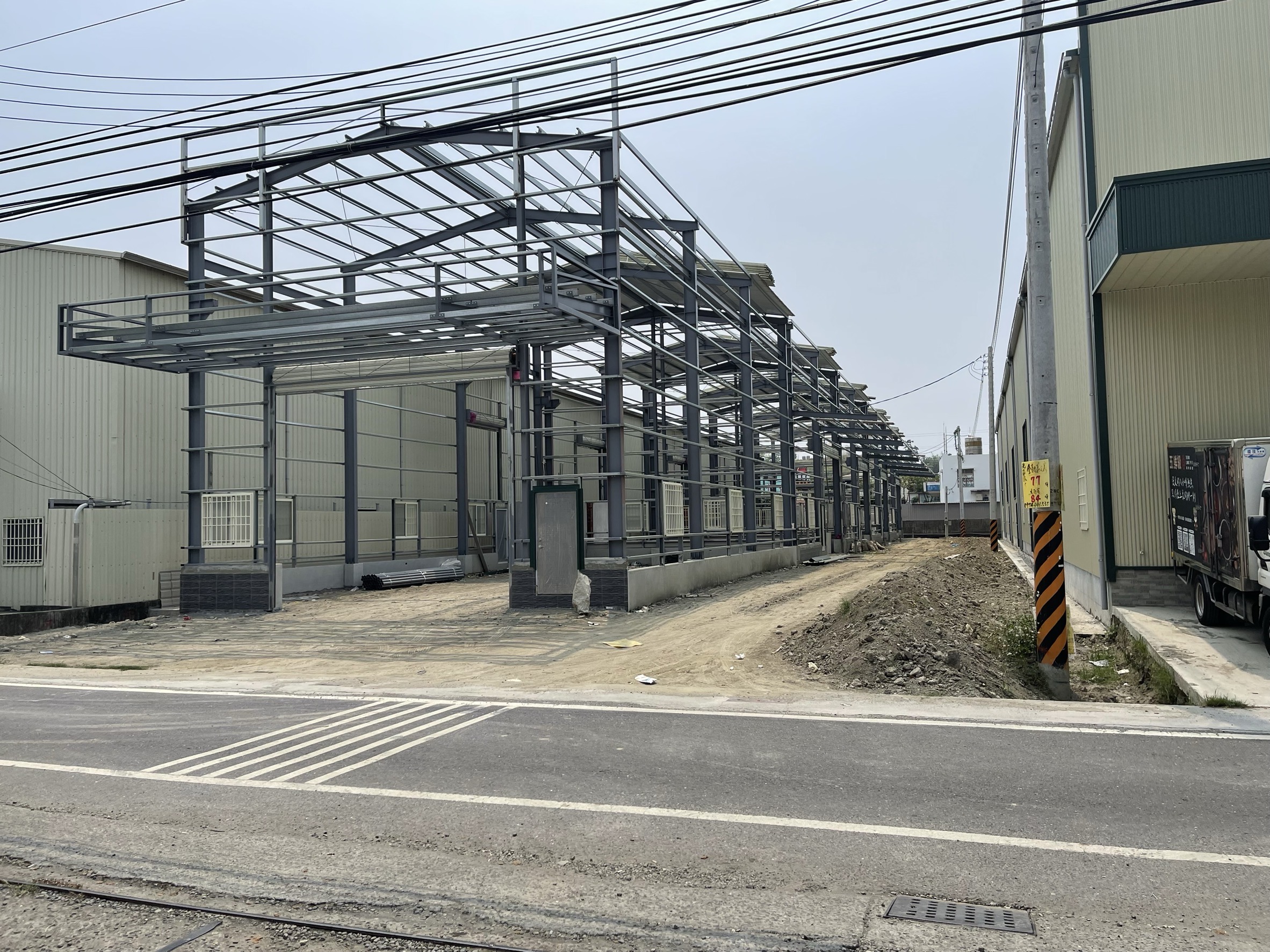 大寮交流道下光華路口興建中90坪臨路三角窗廠房（陳美鳳）