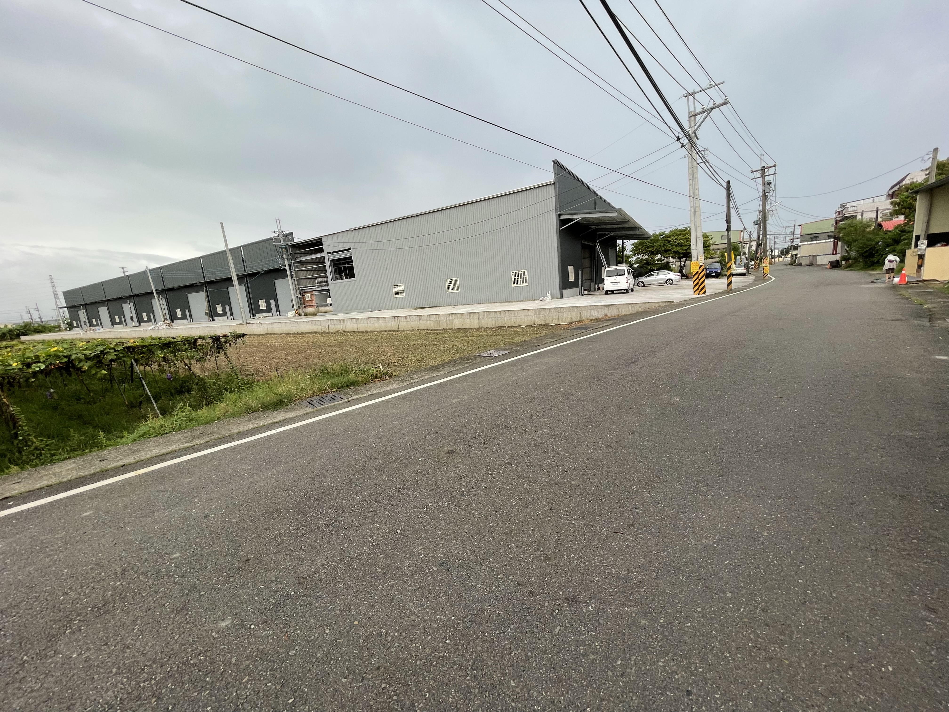 大寮昭明大馬路上13.5米大面寬已完工廠房（陳美鳳）