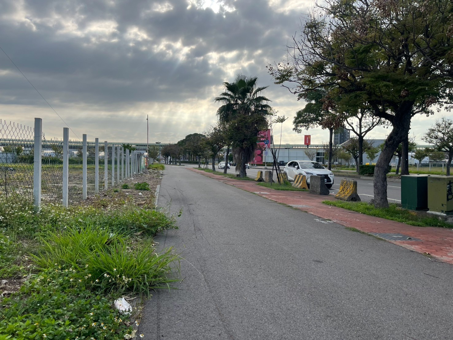 13期近文心南路捷運建地