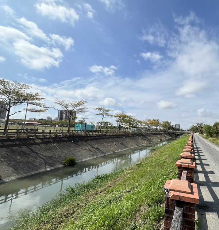鳥松華鳳特區旁都內臨路方正農地
