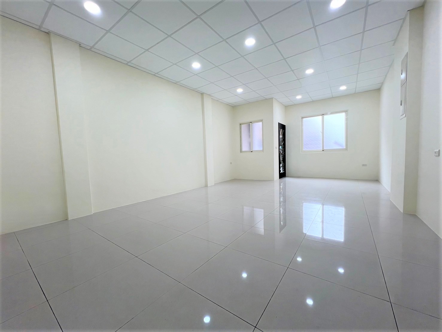 國3百萬全新整理透店