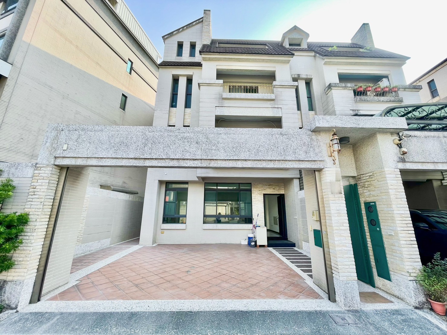 ?仁武 9米面寬 臨15米路 併排雙車墅透天?