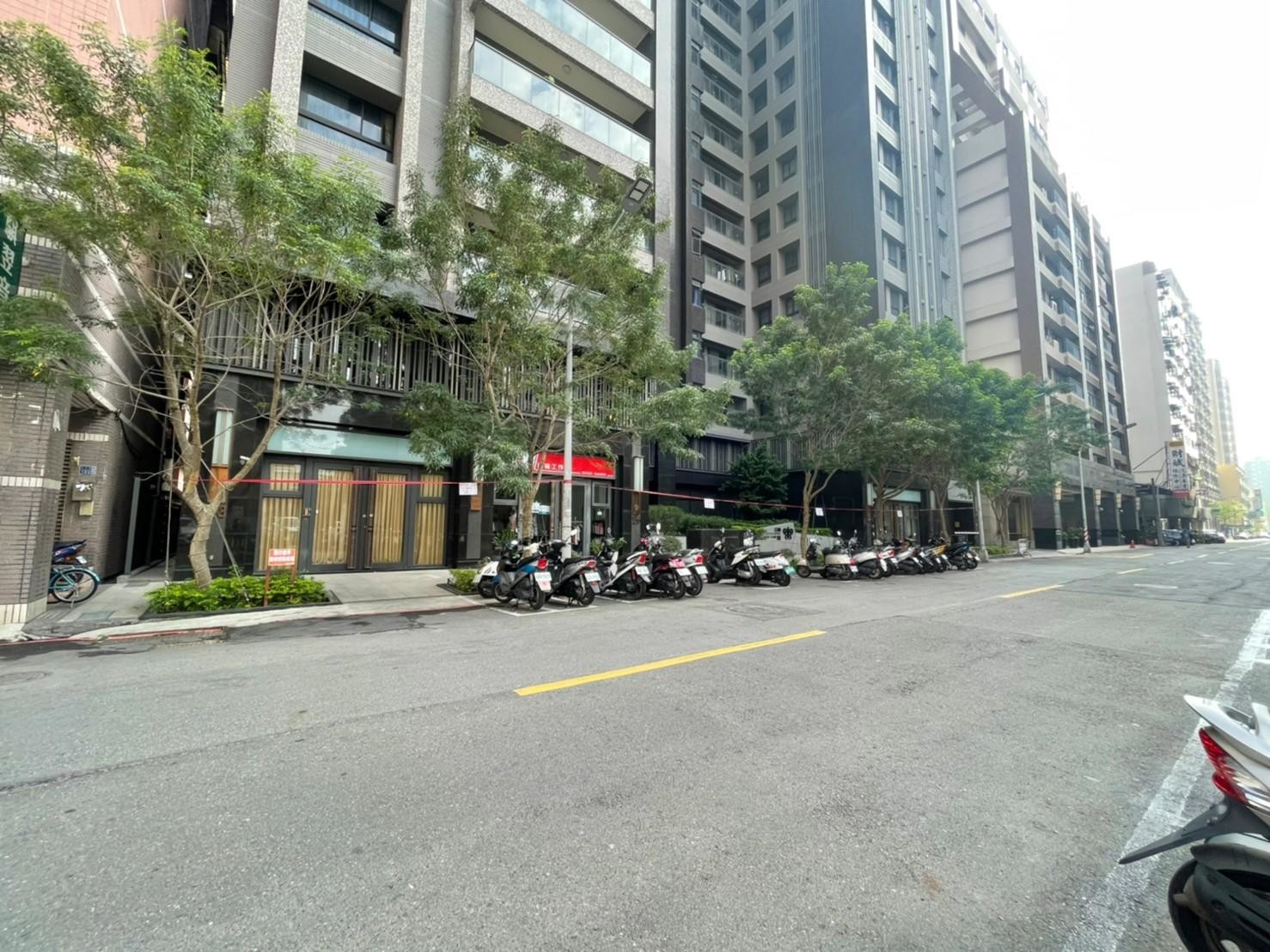 ?高鐵站前佛心價 面寬六米 挑高金店面?