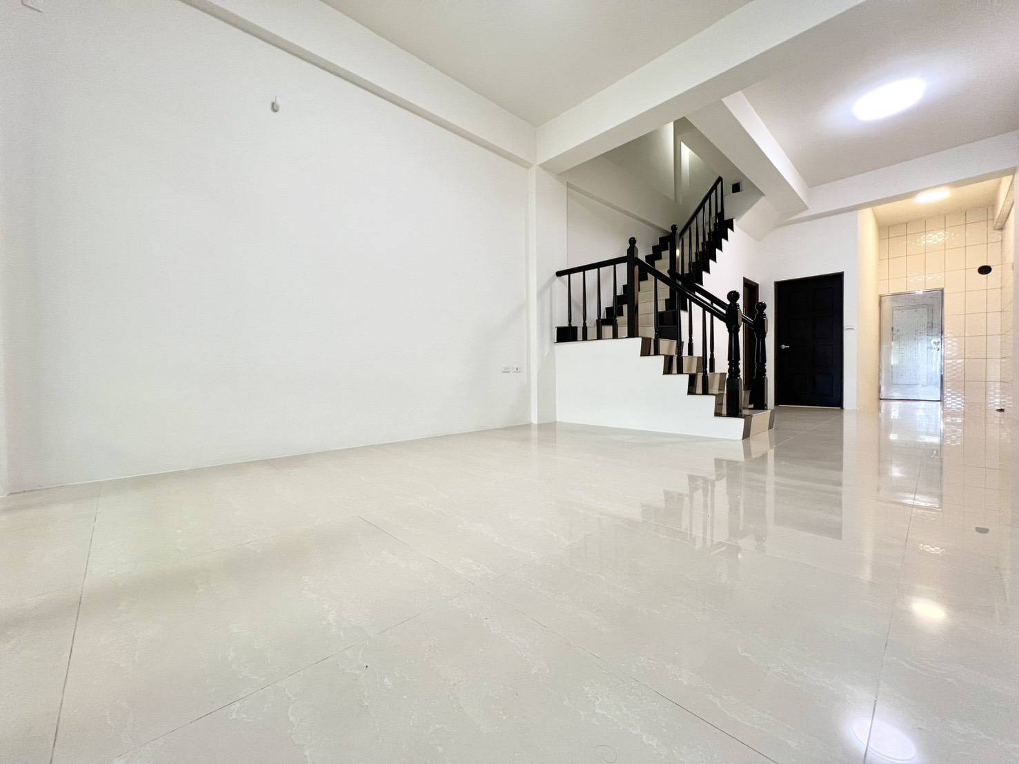 新港輕屋齡車庫高級別墅