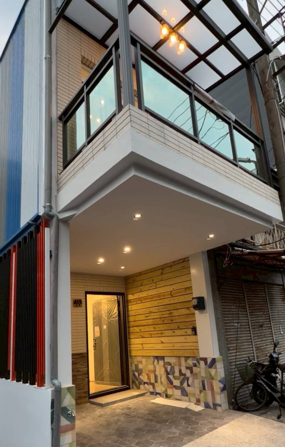 【近香湖公園｜邊間3房車庫透天別墅】  售價 820 萬｜邊間釋出