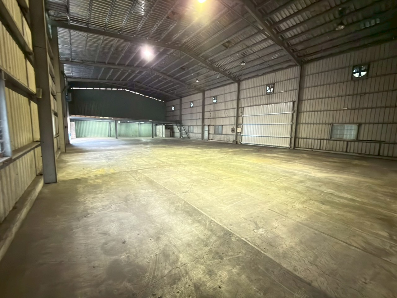 琪琪?推~近台65快速道路泰山捷運交流道旁倉庫廠房