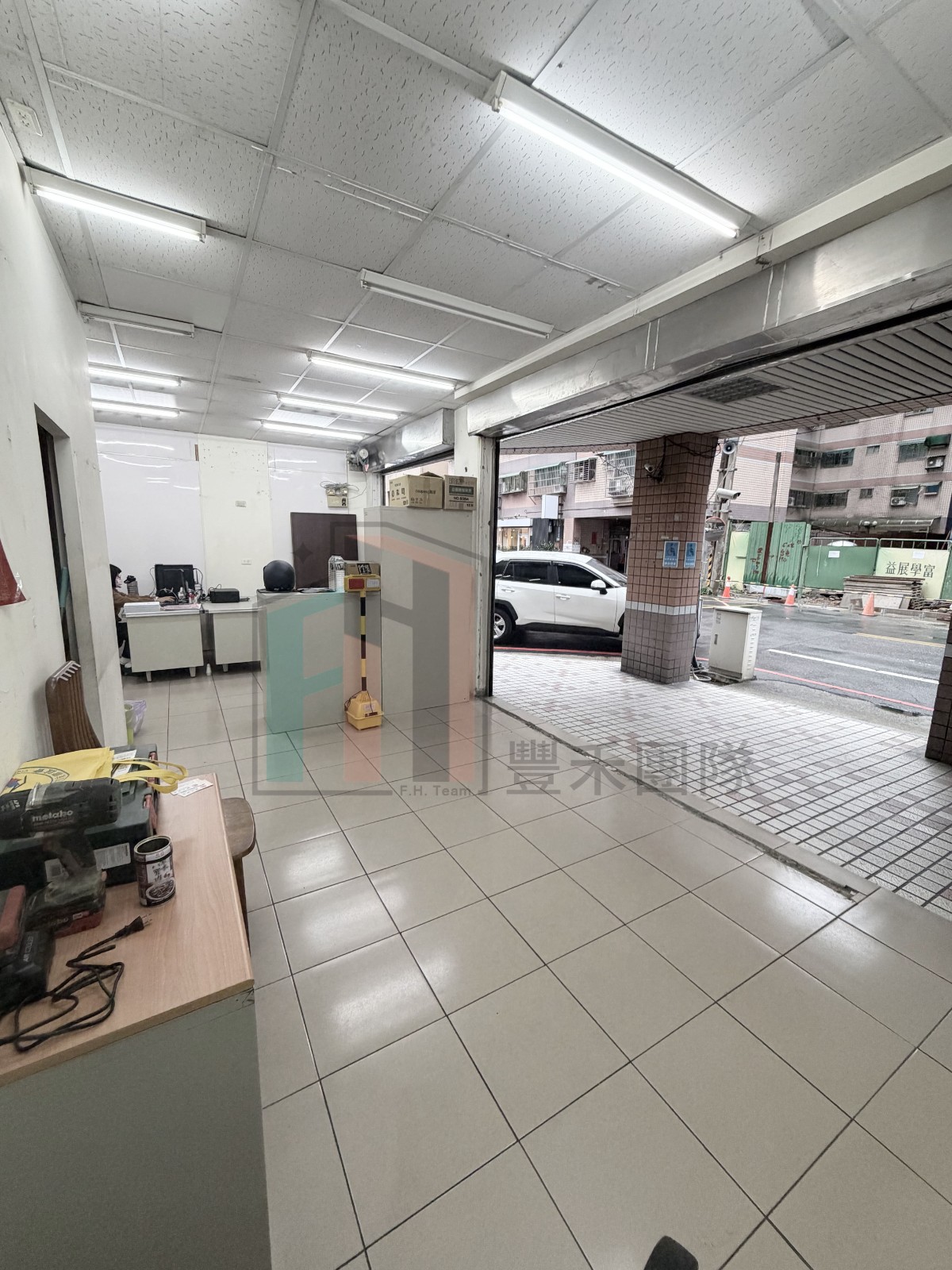 龍山國小旁面寬三角店面