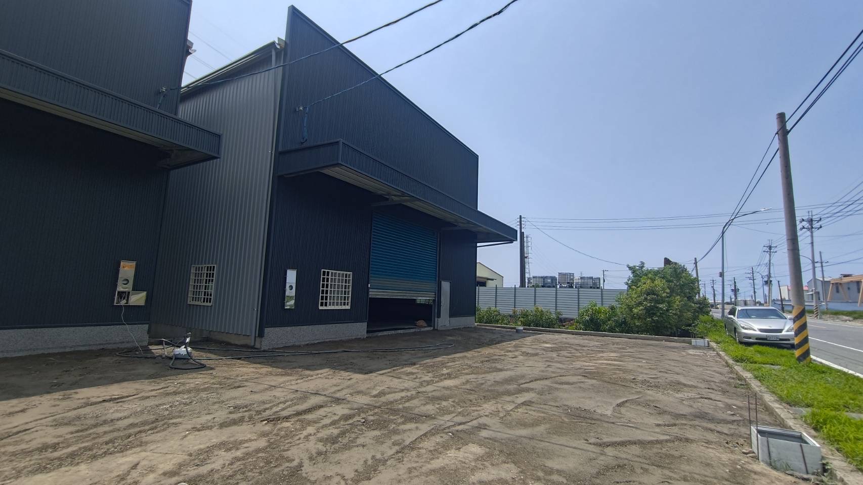 大寮昭明國小附近12米大馬路上臨路已完工店面廠房（陳美鳳）